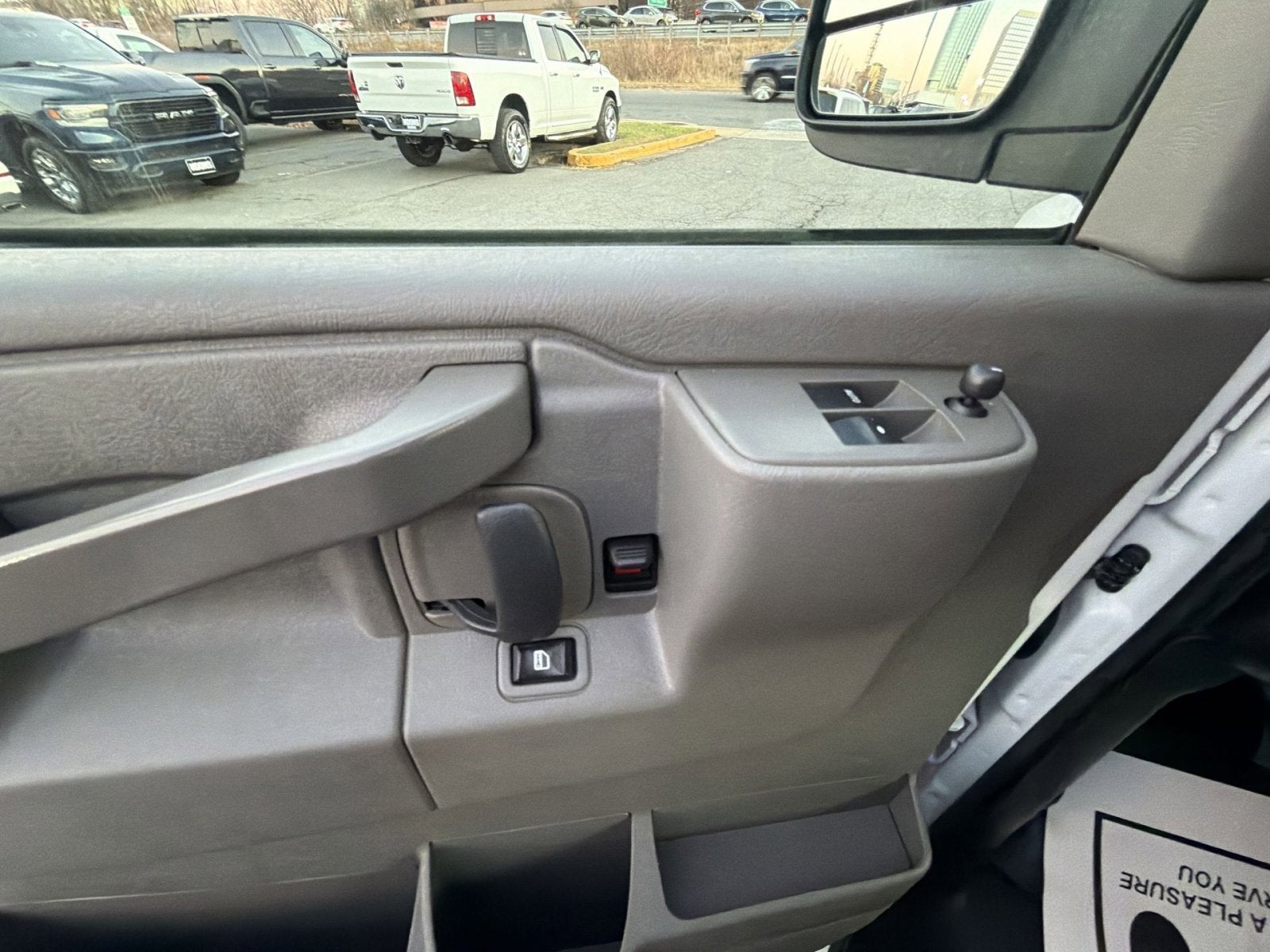 2024 Chevrolet Express Passenger 3500 1LS