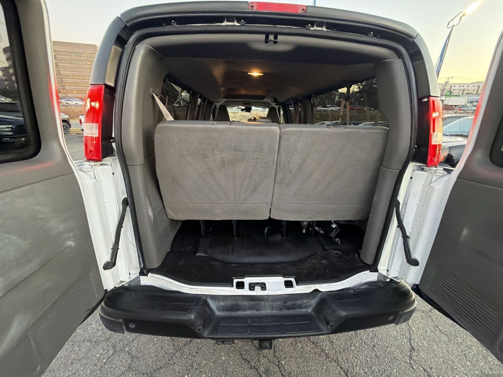 2024 Chevrolet Express Passenger 3500 1LS