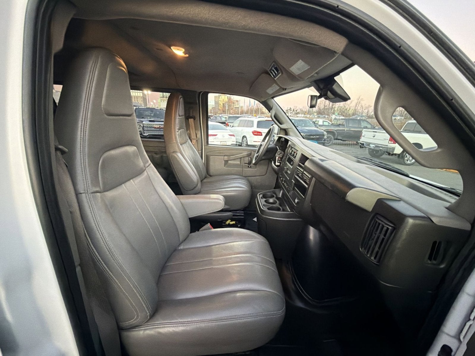 2024 Chevrolet Express Passenger 3500 1LS