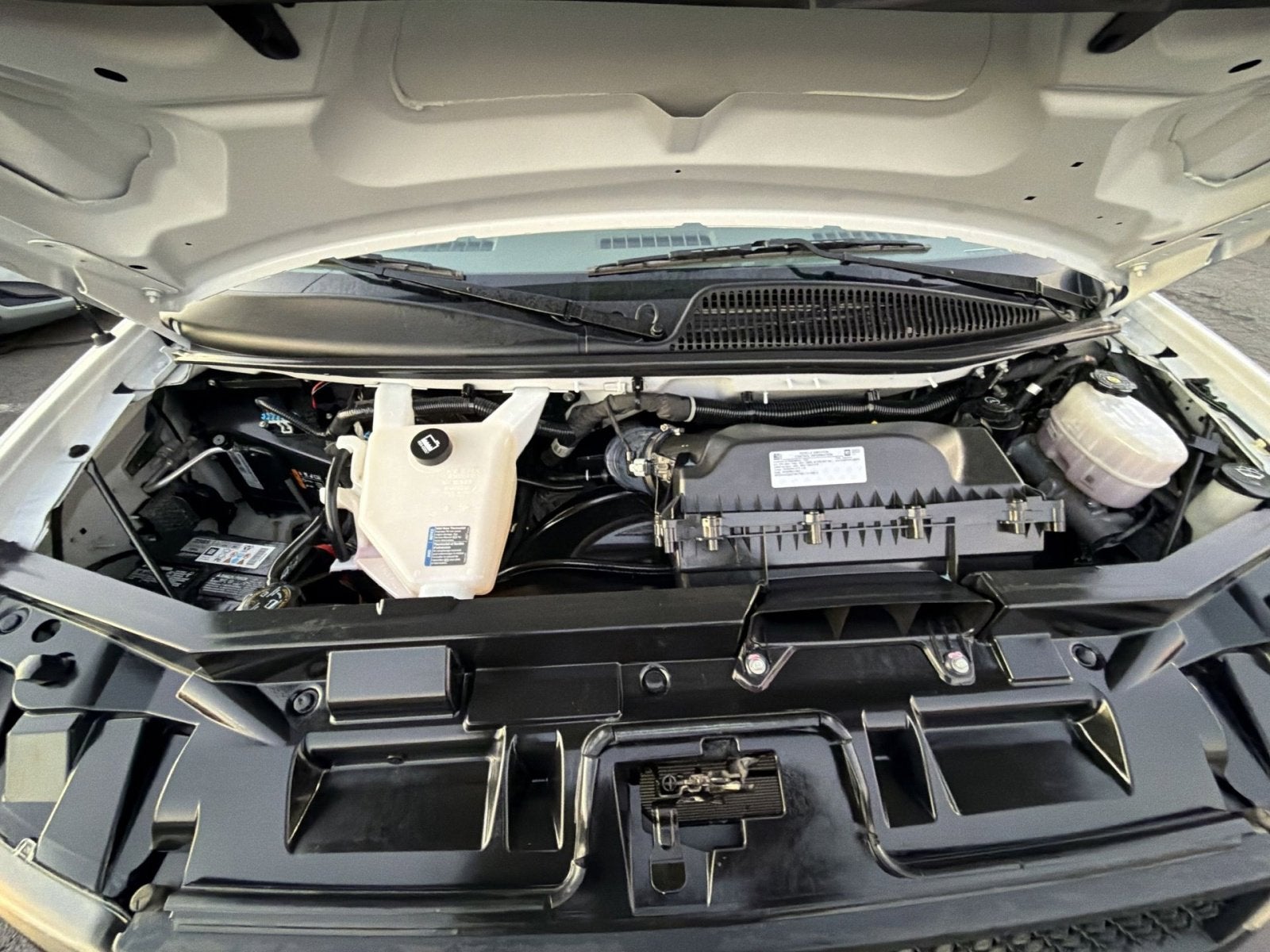 2024 Chevrolet Express Passenger 3500 1LS