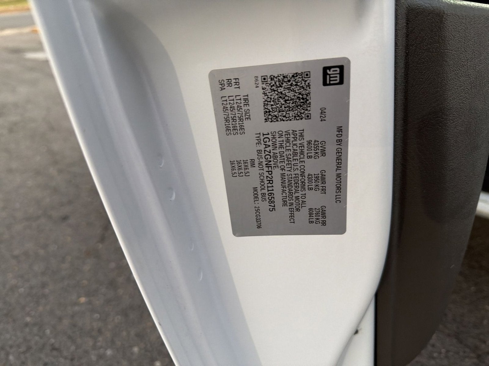 2024 Chevrolet Express Passenger 3500 1LS