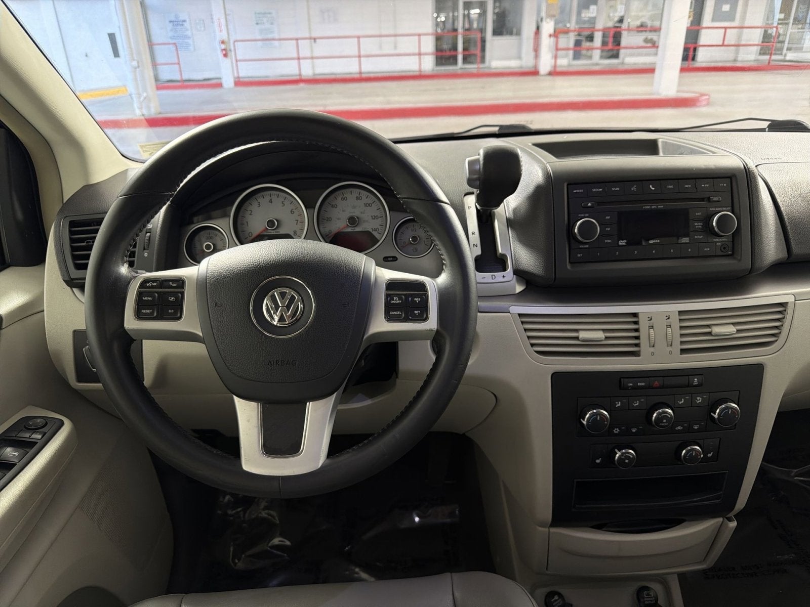 2011 Volkswagen Routan SE