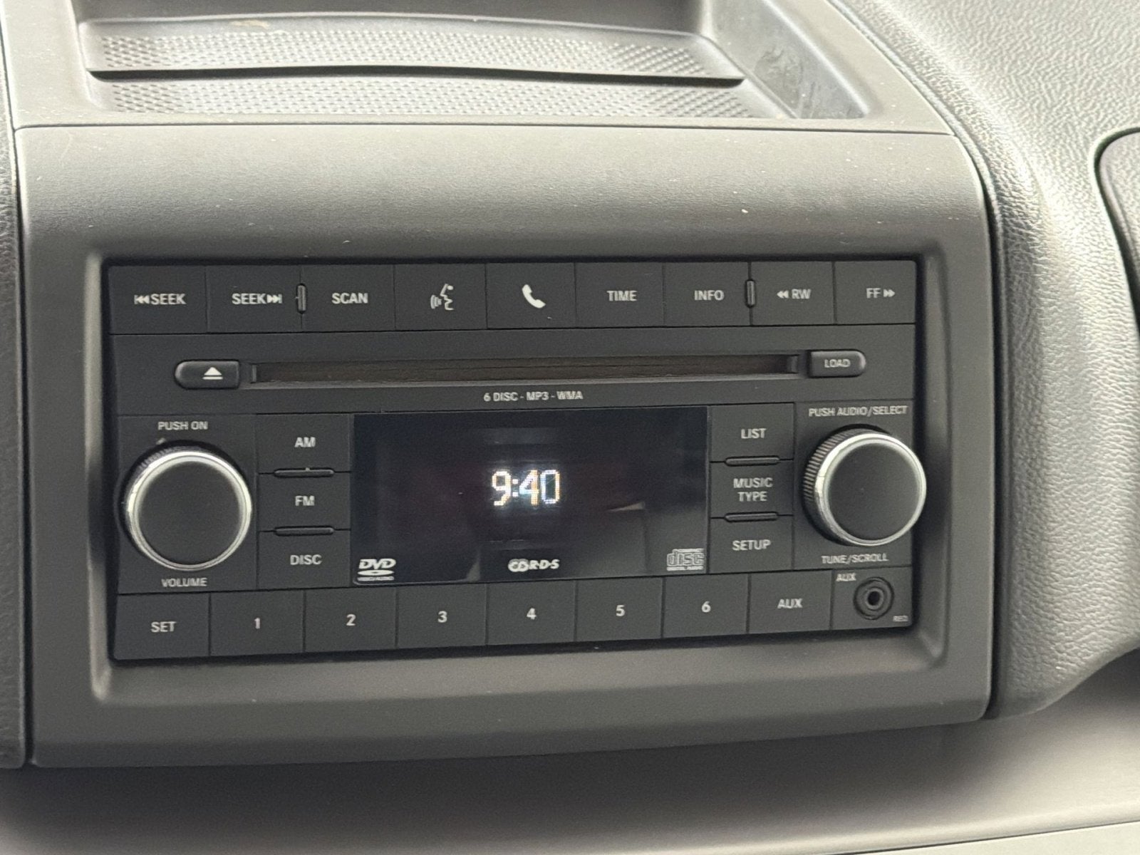 2011 Volkswagen Routan SE