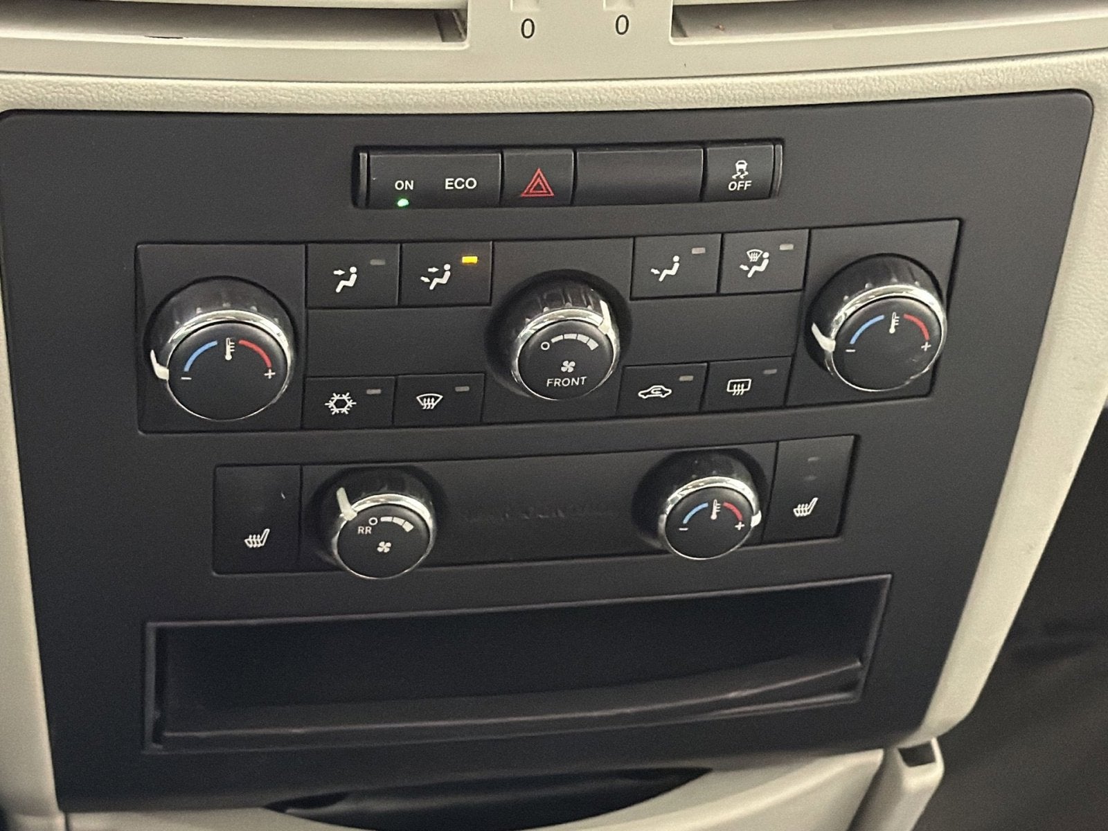 2011 Volkswagen Routan SE